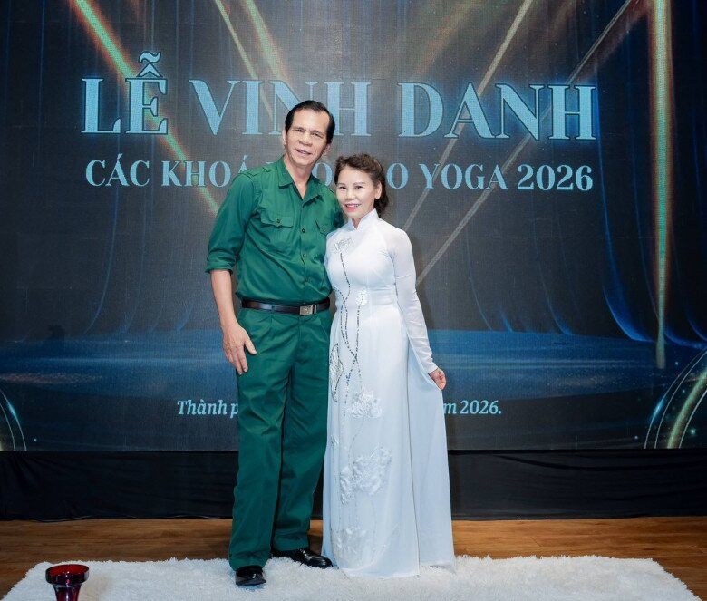 Bà Ngọc Hương diện áo dài trắng trong ngày tốt nghiệp