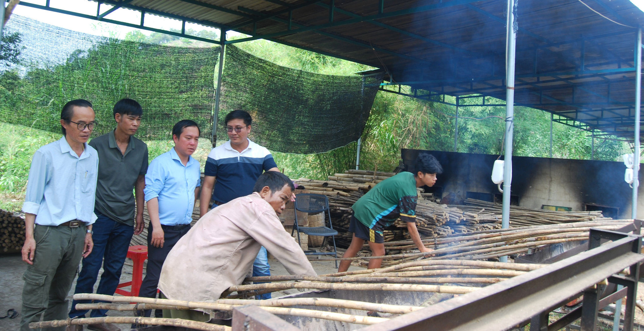 A stage in the preliminary processing of bamboo poles in To Lan Hamlet