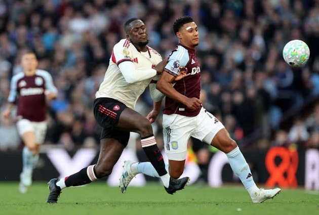 Hàng thủ Liverpool gặp nhiều khó khăn trước các đợt tấn công của Aston Villa.
