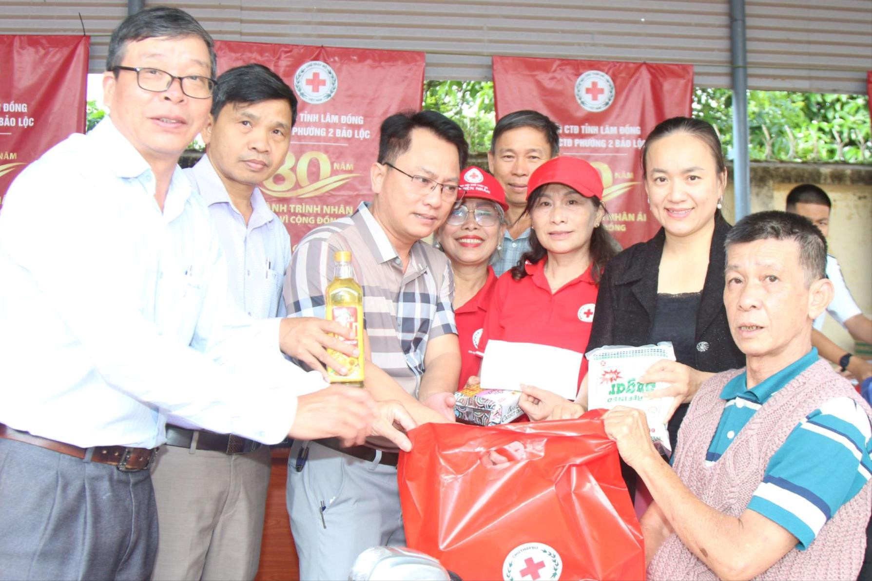 Trao 260 suất quà hỗ trợ người dân khó khăn tại “Phiên chợ 0 đồng