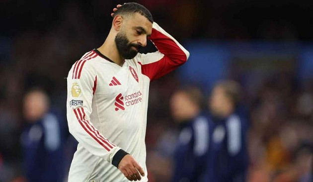 Liverpool đối mặt nguy cơ mất vé dự Champions League sau trận thua Aston Villa.