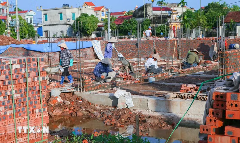 Các chuyên gia nhận xét so với Luật Xây dựng 2014, các quy định mới được đánh giá rõ ràng hơn, giúp giảm tình trạng mỗi địa phương hiểu và áp dụng khác nhau. (Ảnh: Công Luật/TTXVN)