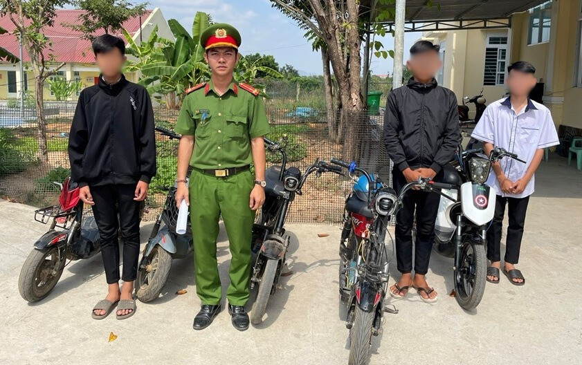 Các em học sinh vi phạm giao thông được đưa về trụ sở Công an xã Sông Lũy để mời gia đình lên cam kết