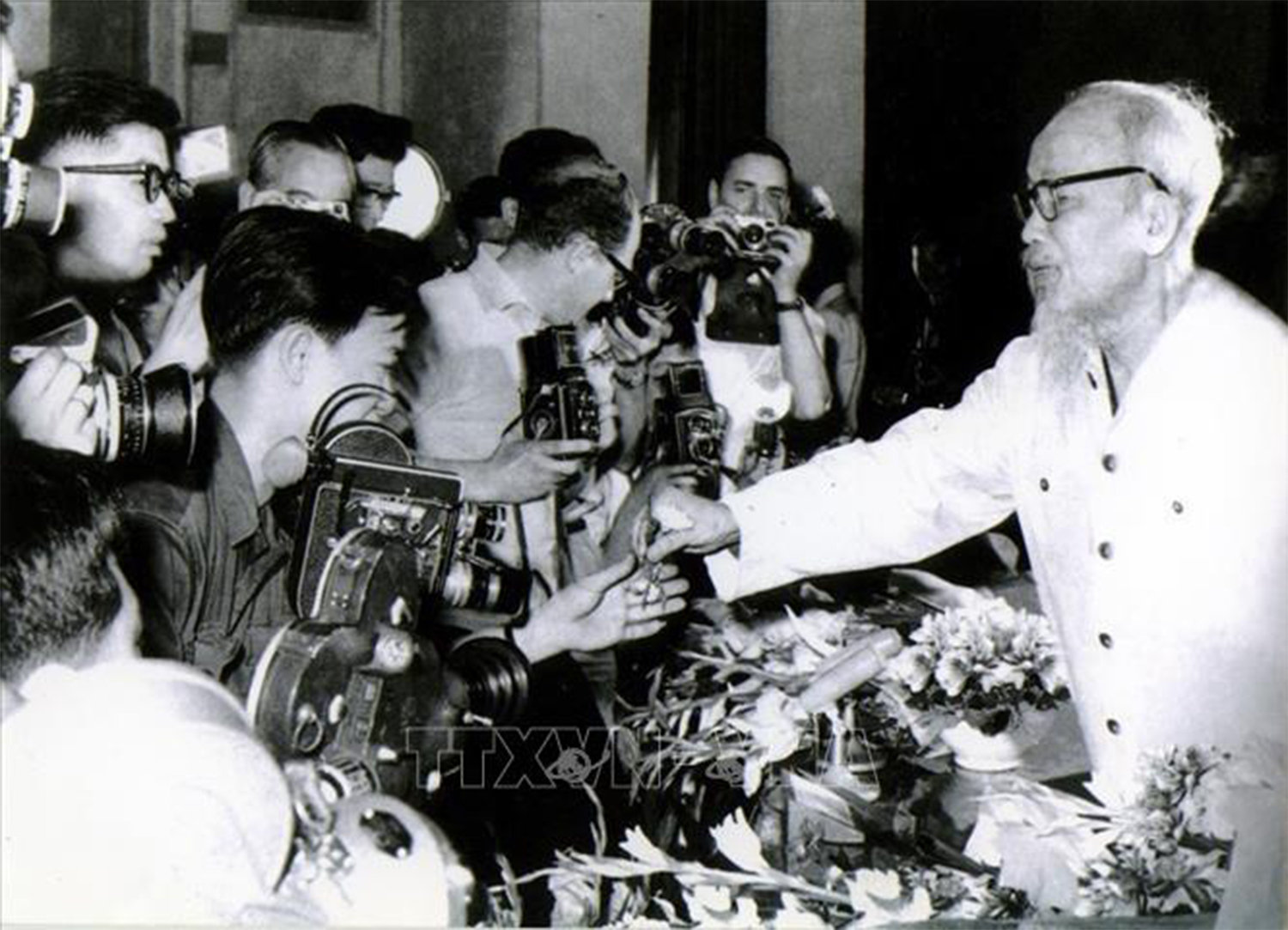 Chủ tịch Hồ Chí Minh gặp gỡ phóng viên các cơ quan báo chí trong và ngoài nước tại Thủ đô Hà Nội (51968). Ảnh TTXVN