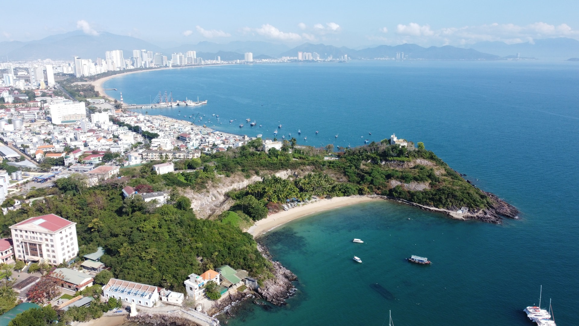 Bờ biển Khánh Hòa, nơi được định hướng trở thành trung tâm kinh tế biển quốc tế.