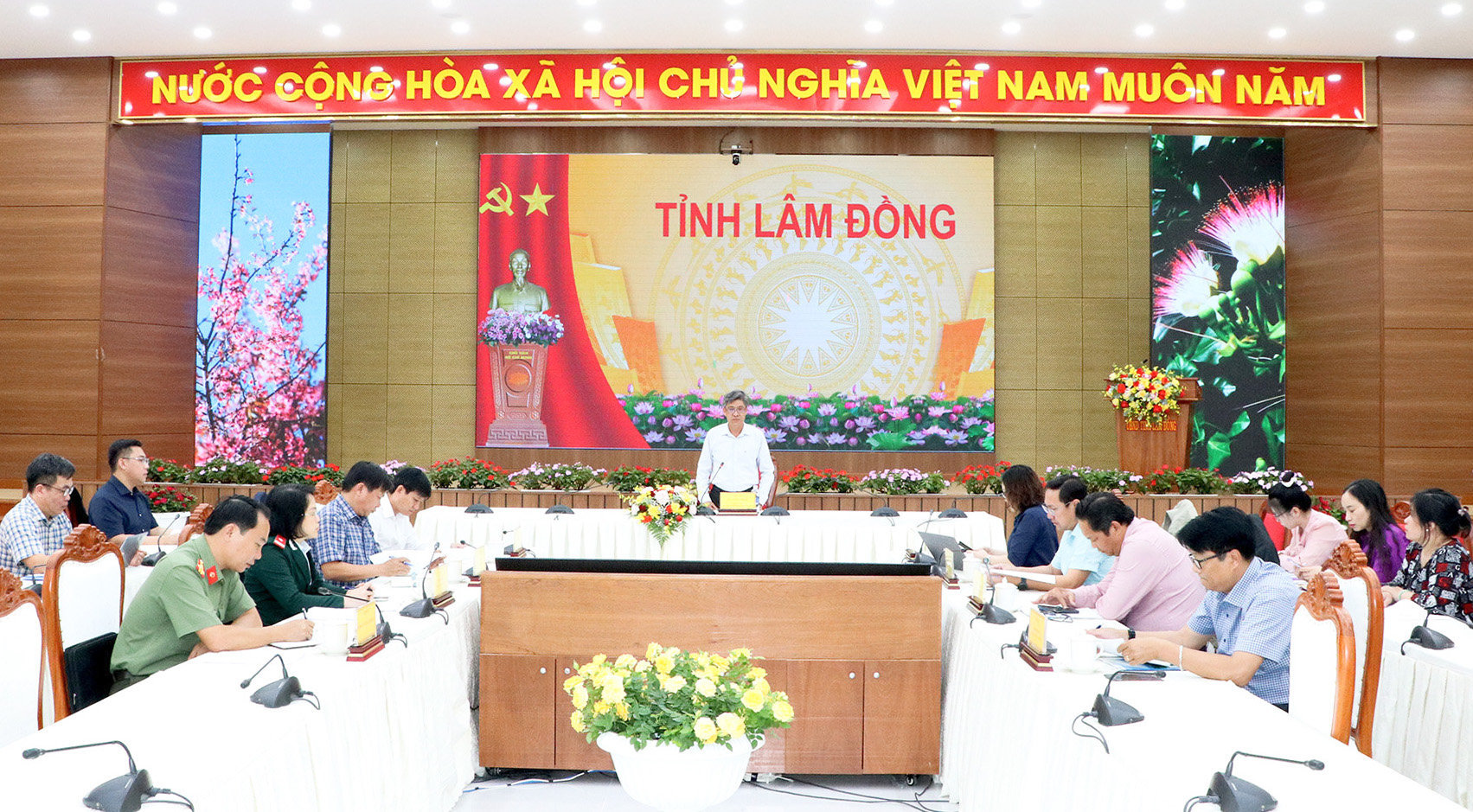 Nguyen Minh, Vice Chairman of the Provincial People’s Committee, chaired a meeting on May 12, 2026, to discuss solutions for resolving difficulties facing non-budget investment projects.
