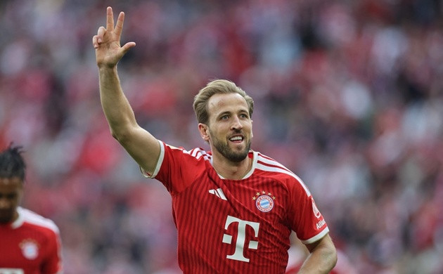 Harry Kane ăn mừng cú hat-trick vào lưới Cologne tại Bundesliga.