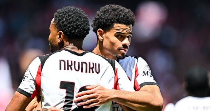 Nkunku và Athekame ăn mừng bàn thắng cho Milan.