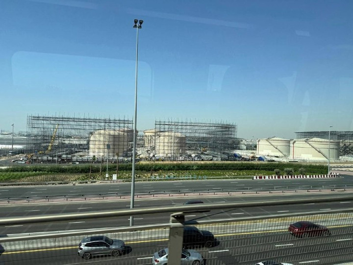 Cơ sở dầu mỏ tại Dubai được bao bọc bởi lưới sắt để ngăn chặn các cuộc tấn công bằng thiết bị bay không người lái.