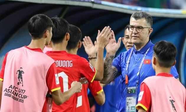 Huấn luyện viên Cristiano Roland cần thực tế với tấm vé World Cup.