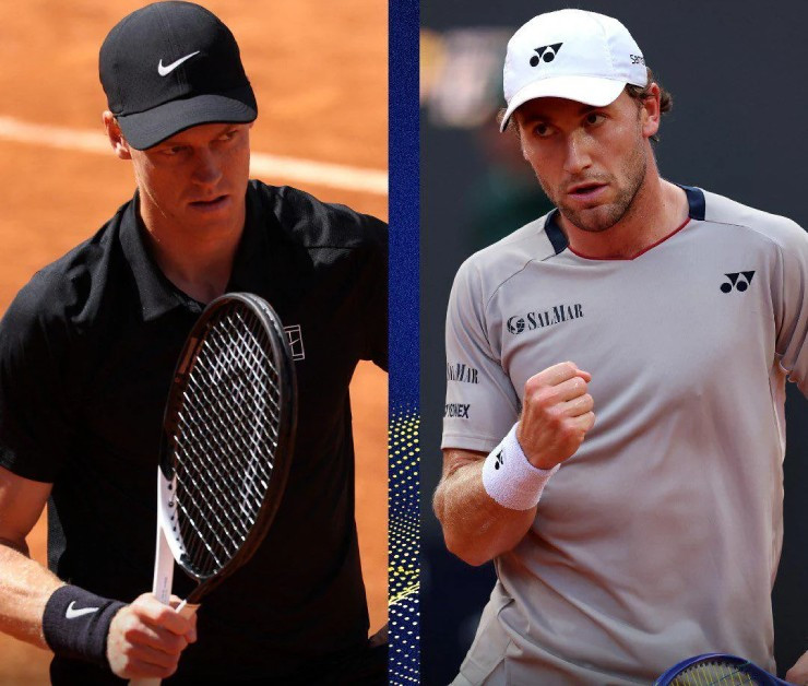 Sinner (bên trái) đối đầu với Ruud (bên phải) tại chung kết Rome Open 2026