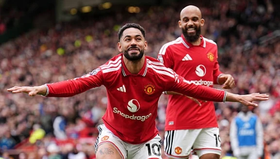 Các cầu thủ MU ăn mừng chiến thắng sát sao 3-2 trước Nottingham Forest.