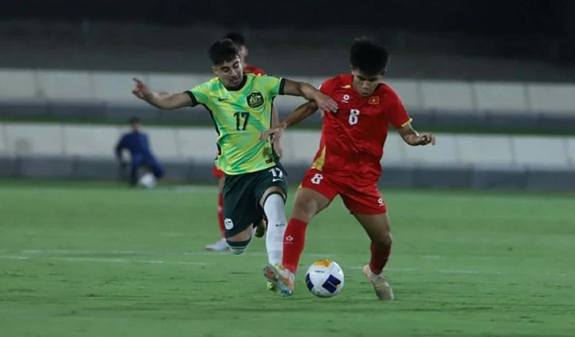 Các cầu thủ U17 Việt Nam nỗ lực trong trận đấu với Australia.