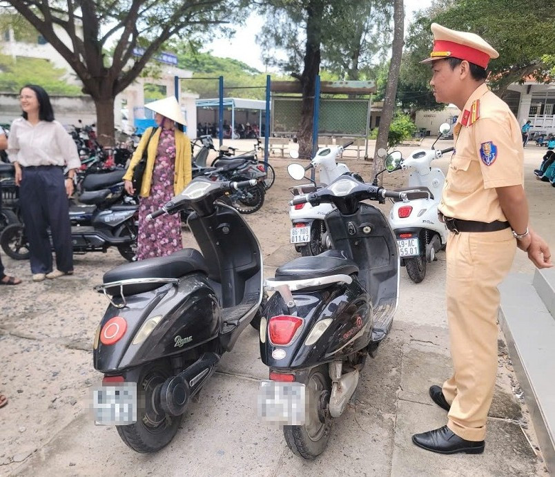 Lực lượng Công an phát hiện xe máy điện do học sinh điều khiển khi chưa đủ tuổi theo quy định ở mũi né
