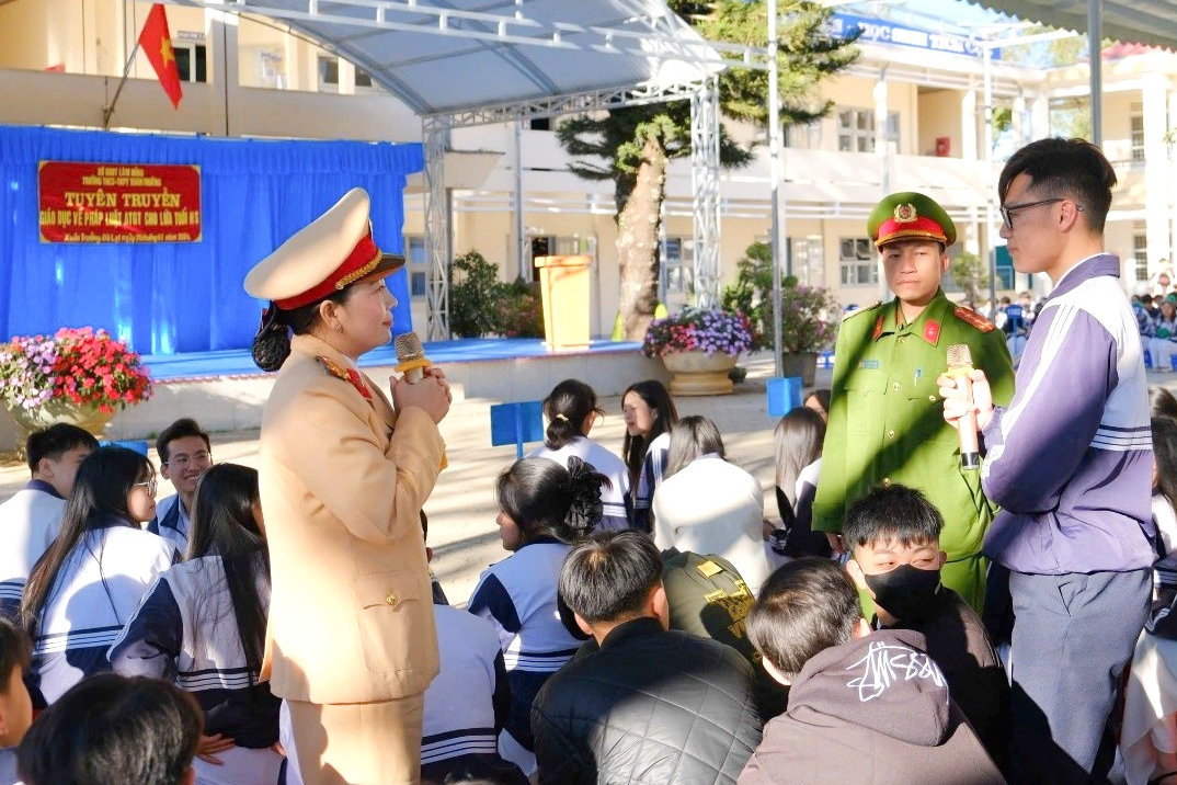 phong-canh-sat-giao-thong-phoi-hop-cong-an-phuong-xuan-truong-tuyen-truyen-atgt-cho-hoc-sinh-tai-truong-thcs-thpt-xuan-truong.jpg