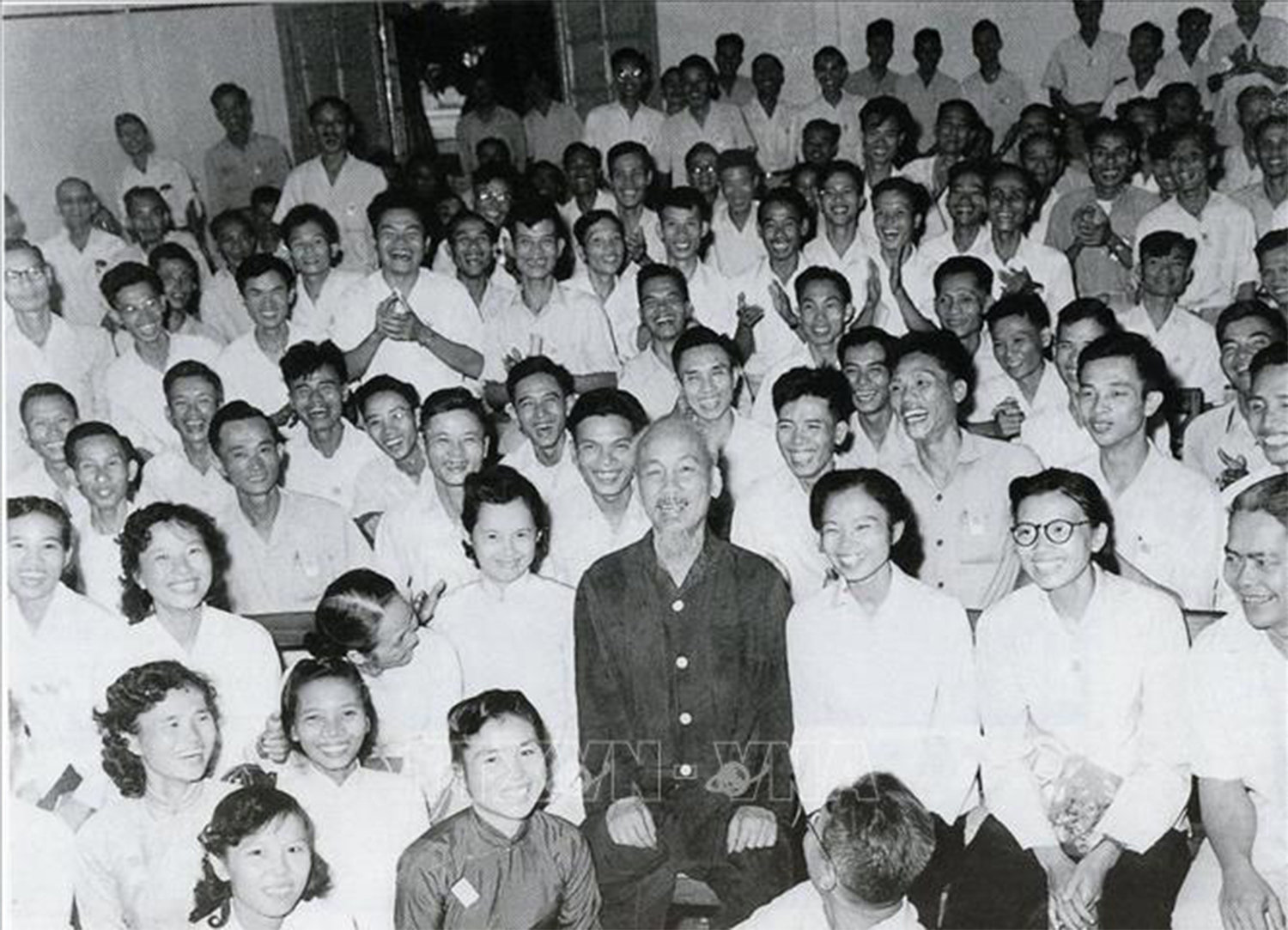 Tại Đại hội lần thứ III Những người viết báo Việt Nam, Chủ tịch Hồ Chí Minh căn dặn “Cán bộ báo chí cũng là chiến sĩ cách mạng. Cây bút, trang giấy là vũ khí sắc bén của họ” (891962). Ảnh Tư liệuTTXVN 