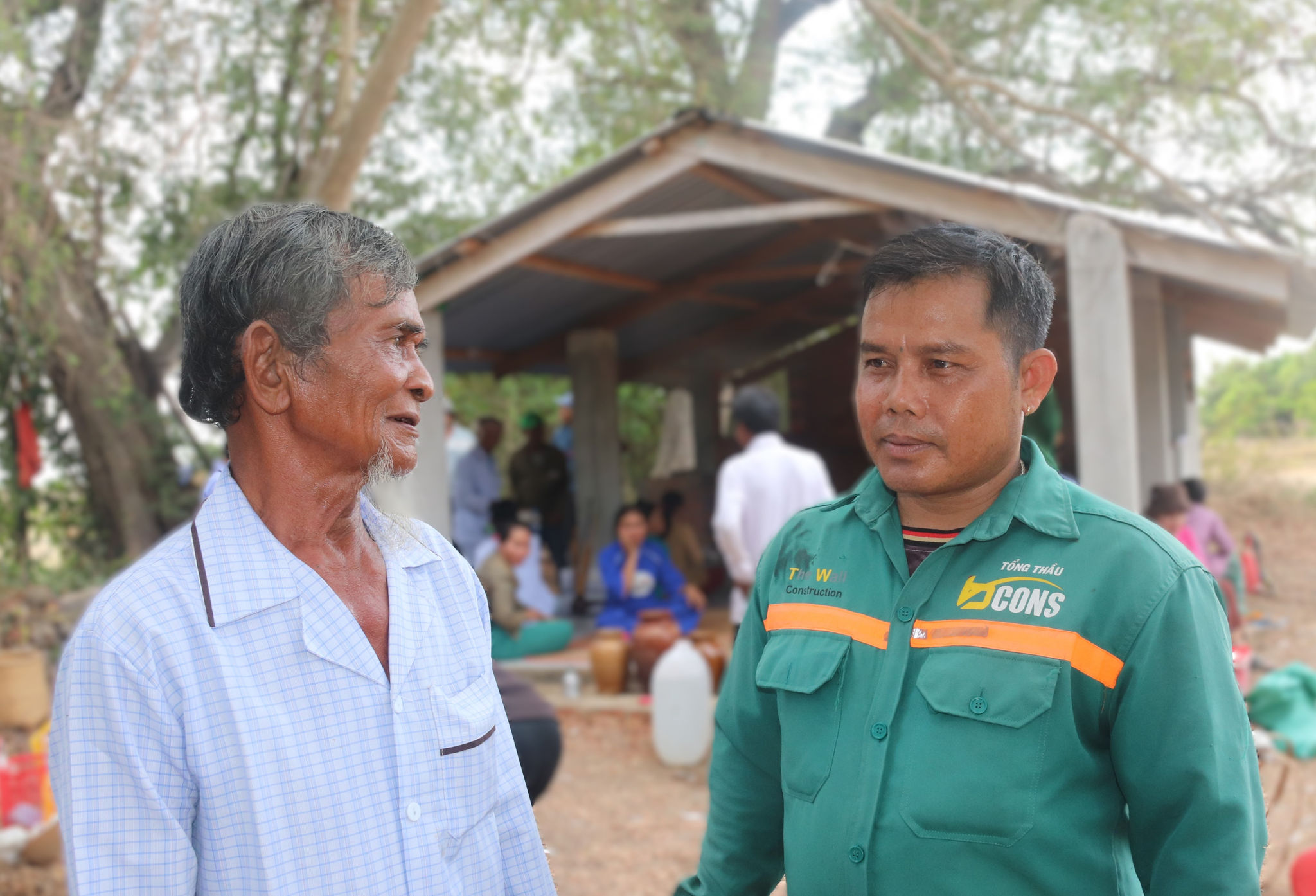 .Già làng Mang Văn Lợi đang trò chuyện với ông Mang Gió bìa phải về việc gìn giữ văn hóa truyền thống của đồng bào DTTS ở Ku Kê