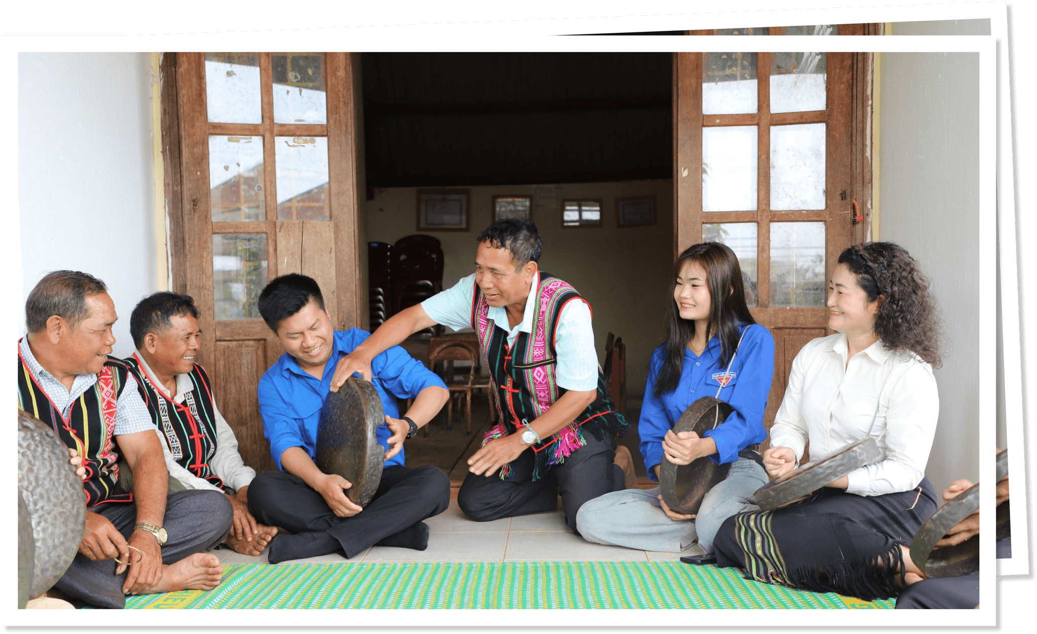 Nghệ nhân truyền dạy kỹ thuật đánh chiêng cho lớp trẻ trong bon