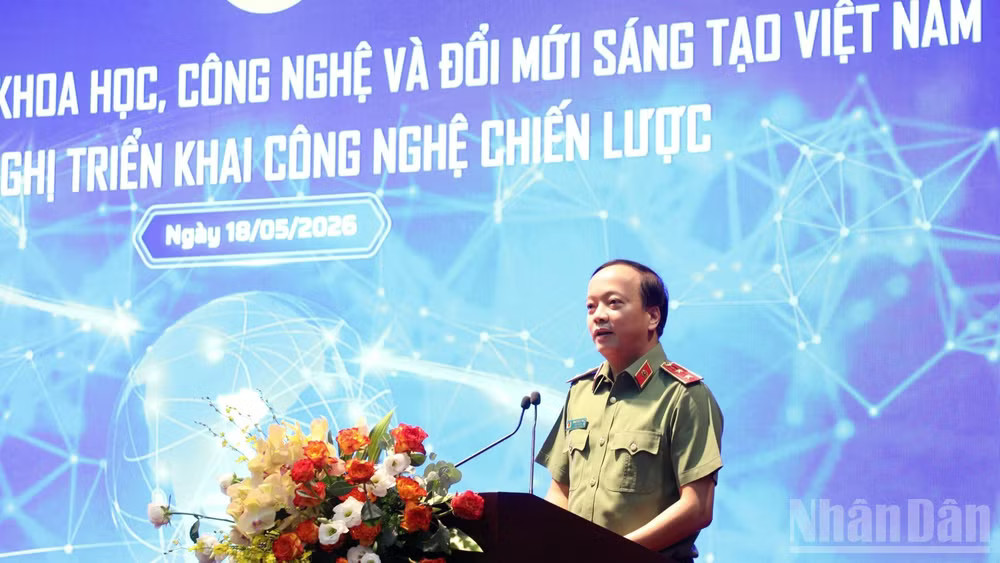 Đại diện lãnh đạo Bộ Công an phát biểu ý kiến.
