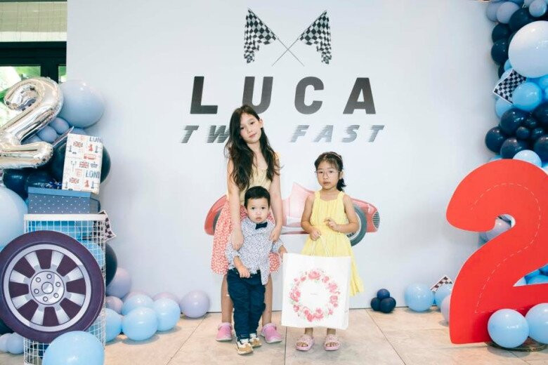 Myla ngày càng ra dáng chị cả khi chăm em.