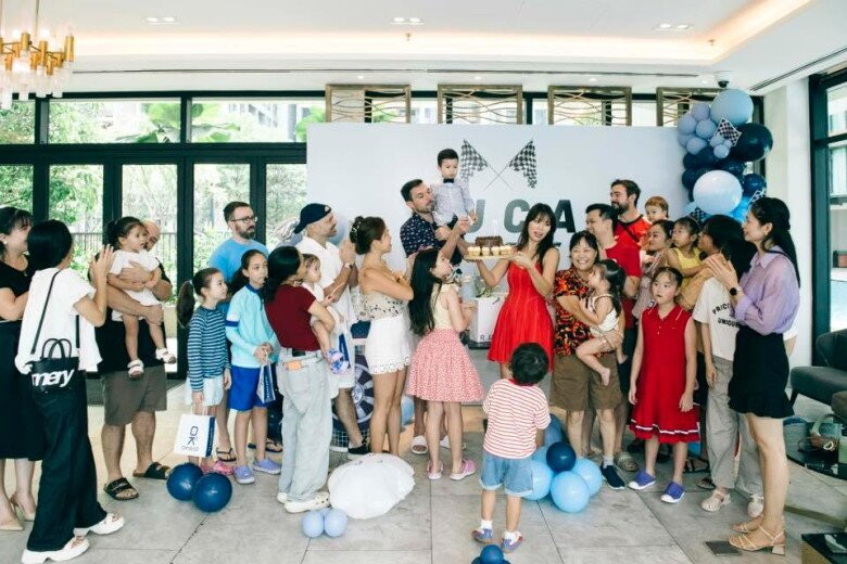 Hà Anh trang trí bữa tiệc tông xanh - trắng - đen có phần mạnh mẽ dành cho con trai.