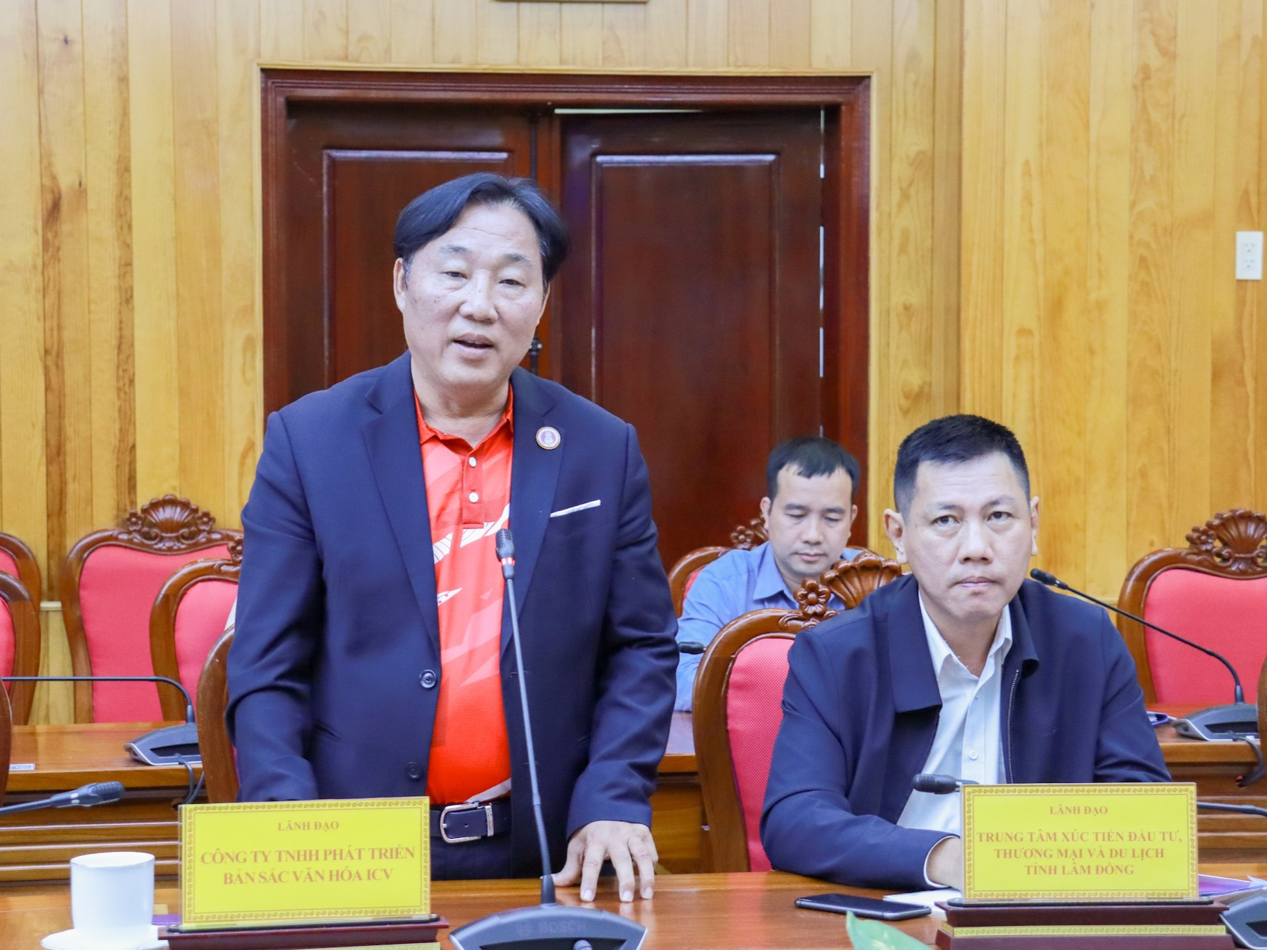 Đại diện Công ty TNHH phát triển bản sắc văn hóa ICV phát biểu tại cuộc họp