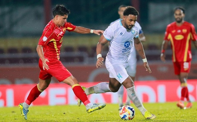 Nguyễn Xuân Son và các đồng đội tại Nam Định nỗ lực tại đấu trường Cúp Quốc gia.