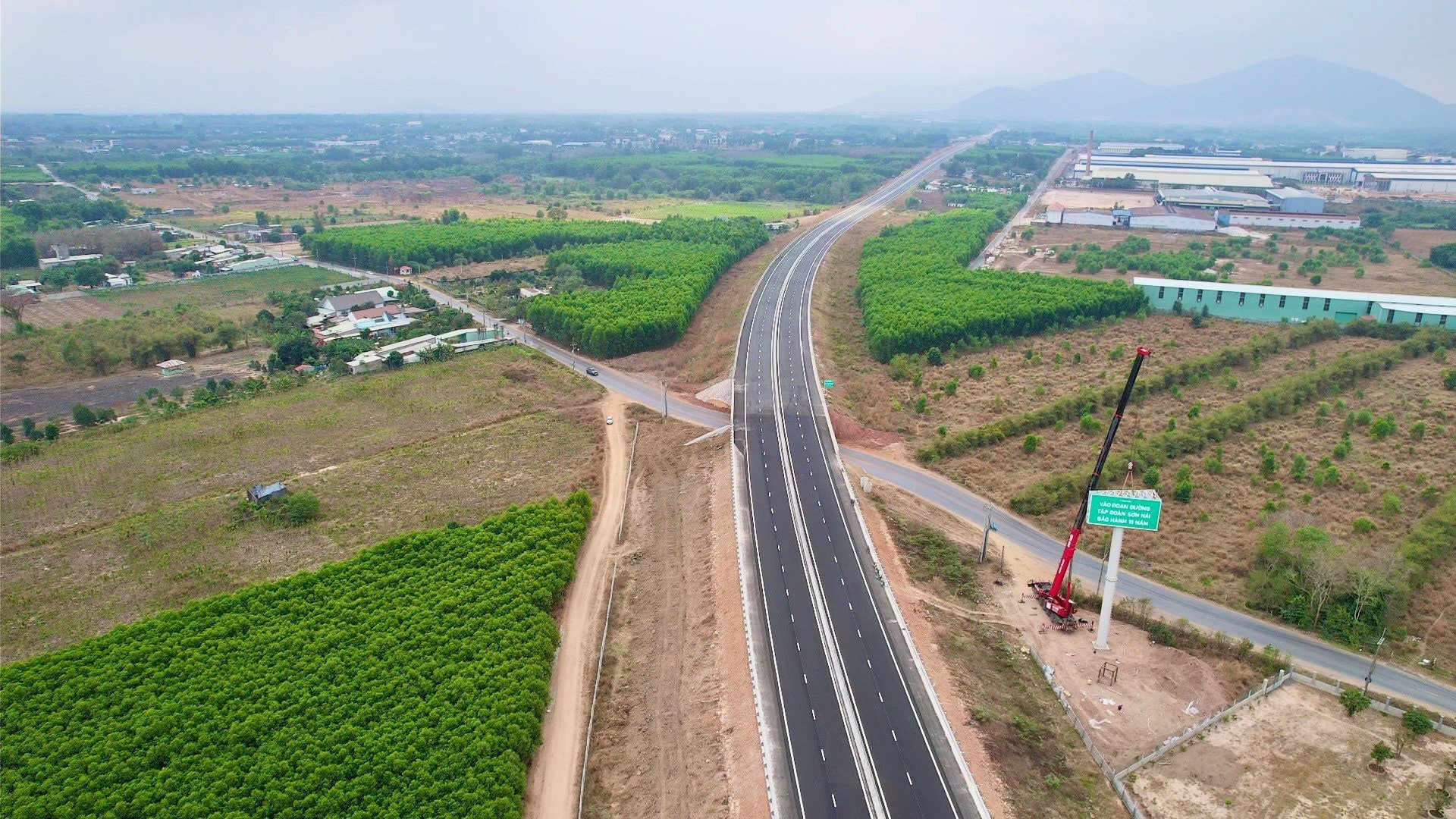 Toàn cảnh tuyến cao tốc Biên Hòa - Vũng Tàu nhìn từ trên cao trước giờ thông xe chính thức.