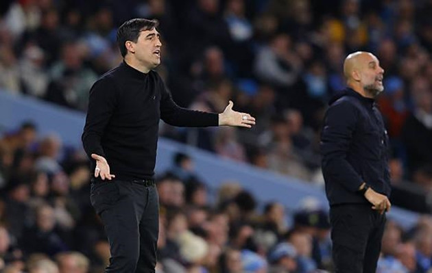 HLV Pep Guardiola và HLV Andoni Iraola trong một trận cầu mang tính chiến thuật cao.