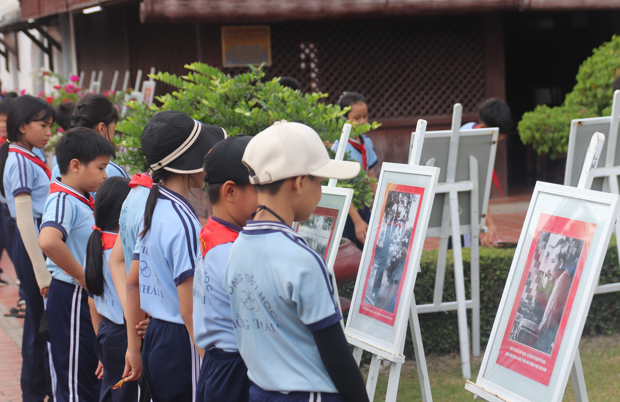 t6_03_hoc-sinh-truong-tieu-hoc-hong-thai-1-xa-bac-binh-xem-trien-lam-tranh-nhan-dip-sinh-nhat-bac-tai-truong-duc-thanh.jpg
