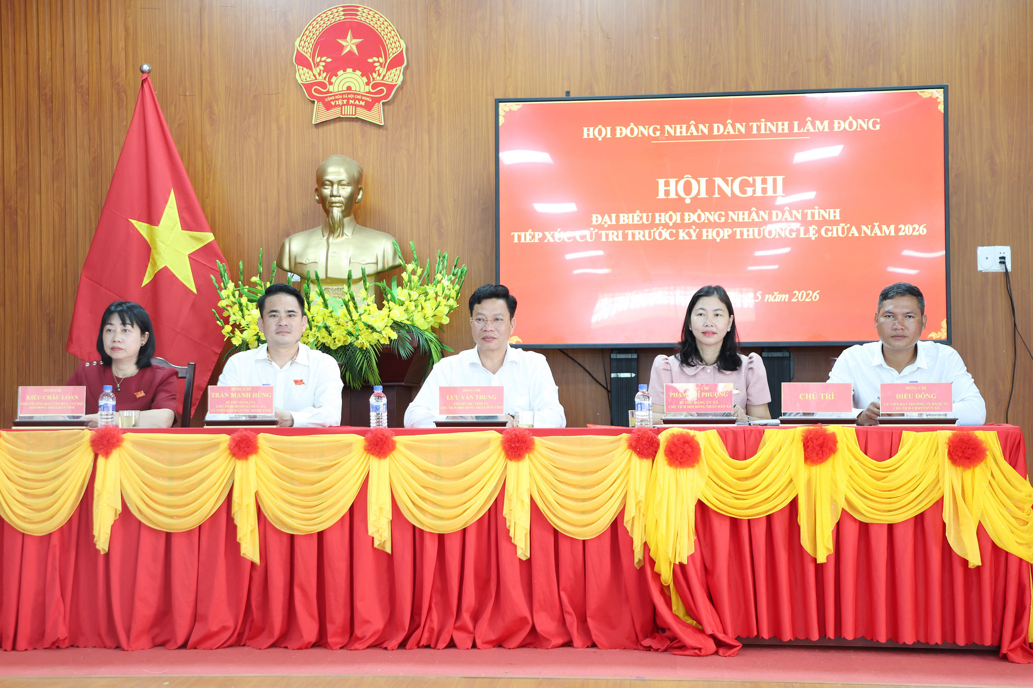 Phó Bí thư Tỉnh ủy, Chủ tịch HĐND tỉnh Lâm Đồng Lưu Văn Trung cùng các đại biểu HĐND tỉnh tiếp xúc cử tri