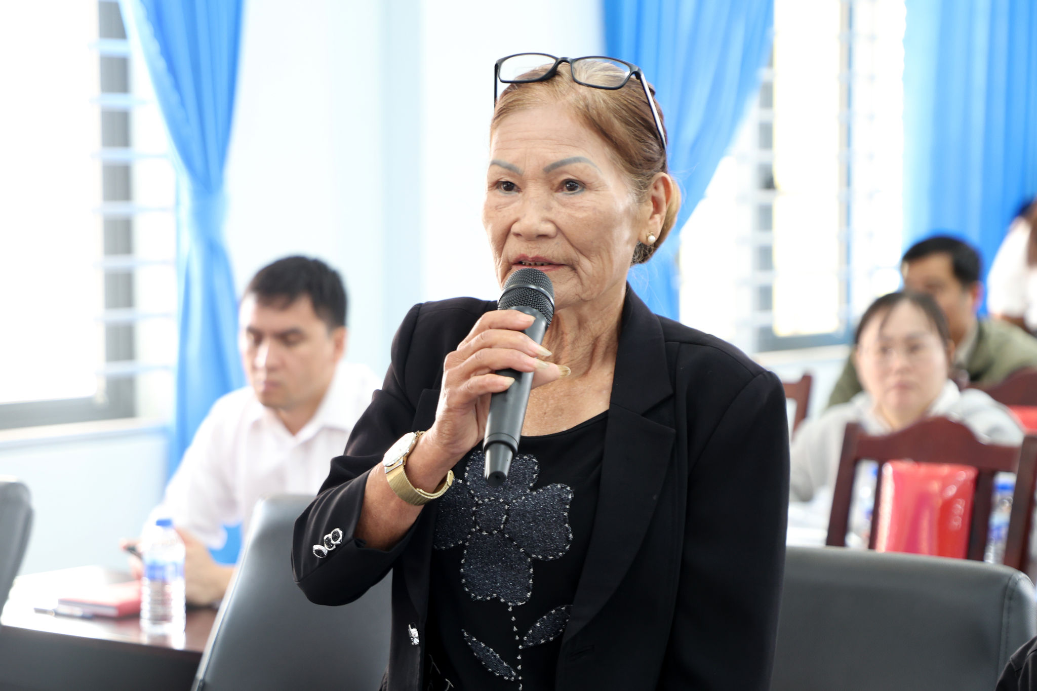 Cử tri Nguyễn Thị Sên phản ánh một số tuyến đường giao thông thiết kế bất cập