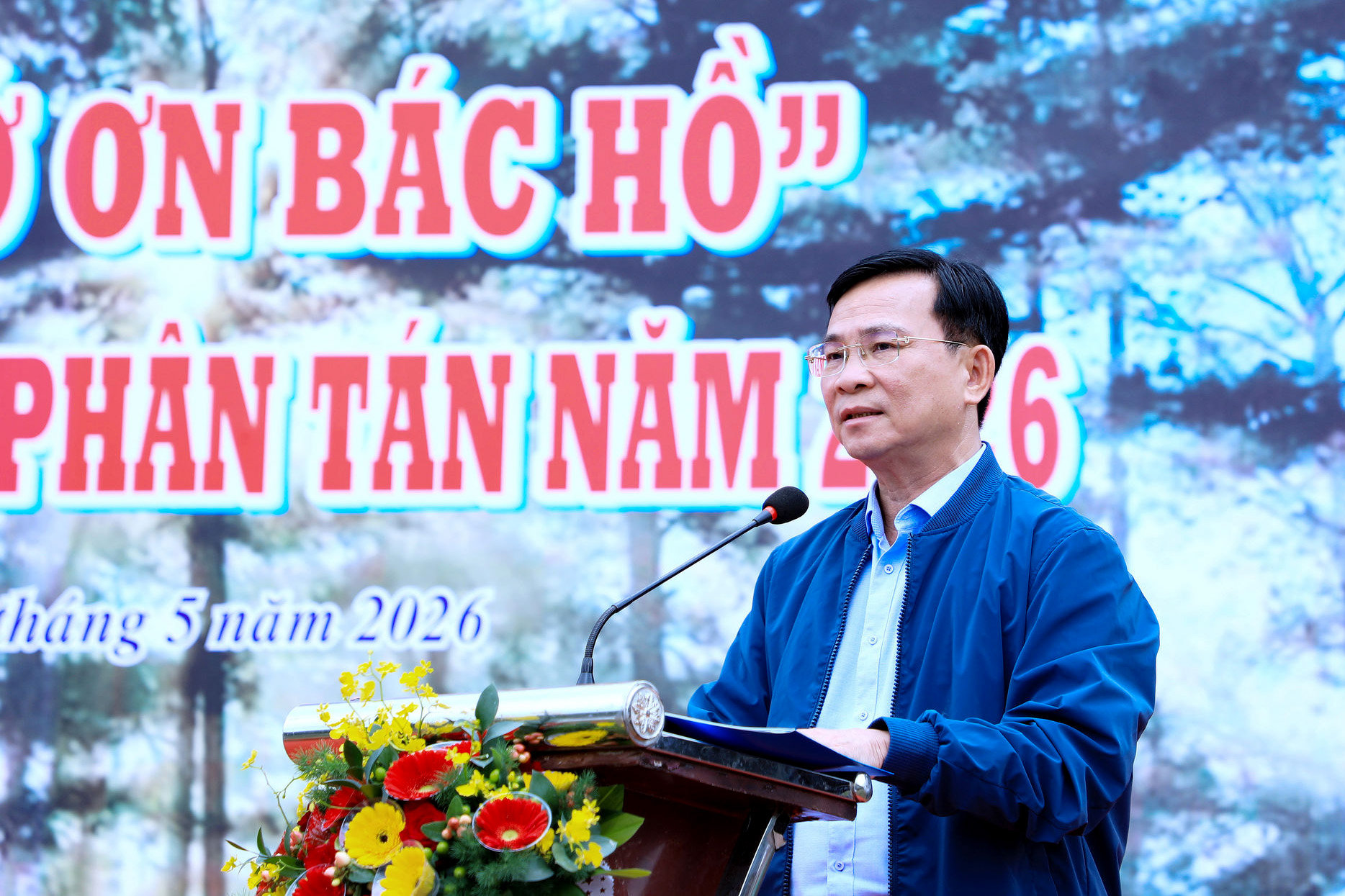 8-chu-tich-ubnd-tinh-lam-dong-phat-dong-le-trong-cay(1).jpg