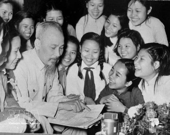 Students from Trung Vuong Secondary School in Hanoi visit President Ho Chi Minh to offer birthday wishes, May 1956. (Photo: VNA)