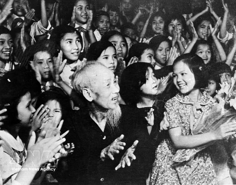 President Ho Chi Minh joins children from the capital in watching a special performance celebrating International Children’s Day (June 1) at the Presidential Palace, May 31, 1969. (Photo: VNA)