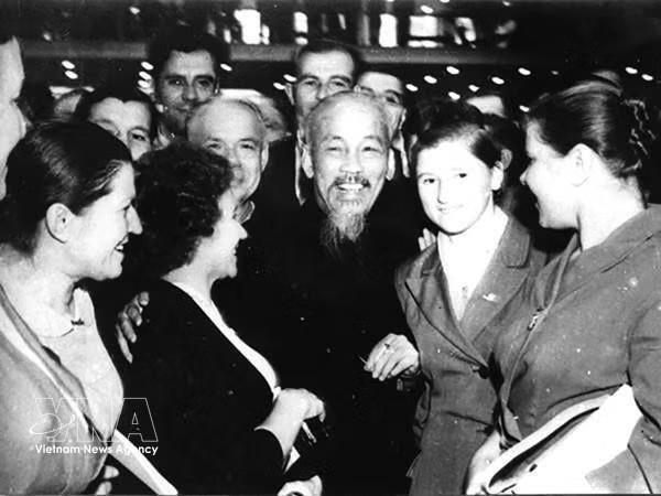 President Ho Chi Minh with Soviet and international delegates attending the 22nd Congress of the Communist Party of the Soviet Union in Moscow, October 1961. (Photo: VNA archives)