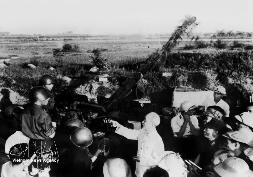 President Ho Chi Minh was the founder of the Vietnam People’s Army - an army that “forgets itself for the people, sacrifices for the people, fulfils every mission and defeats every enemy”. His care and affection for the people’s armed forces and the army were immense. In the photo: President Ho Chi Minh visits an air defence unit protecting Hanoi on September 25, 1966. (Photo: VNA archives)