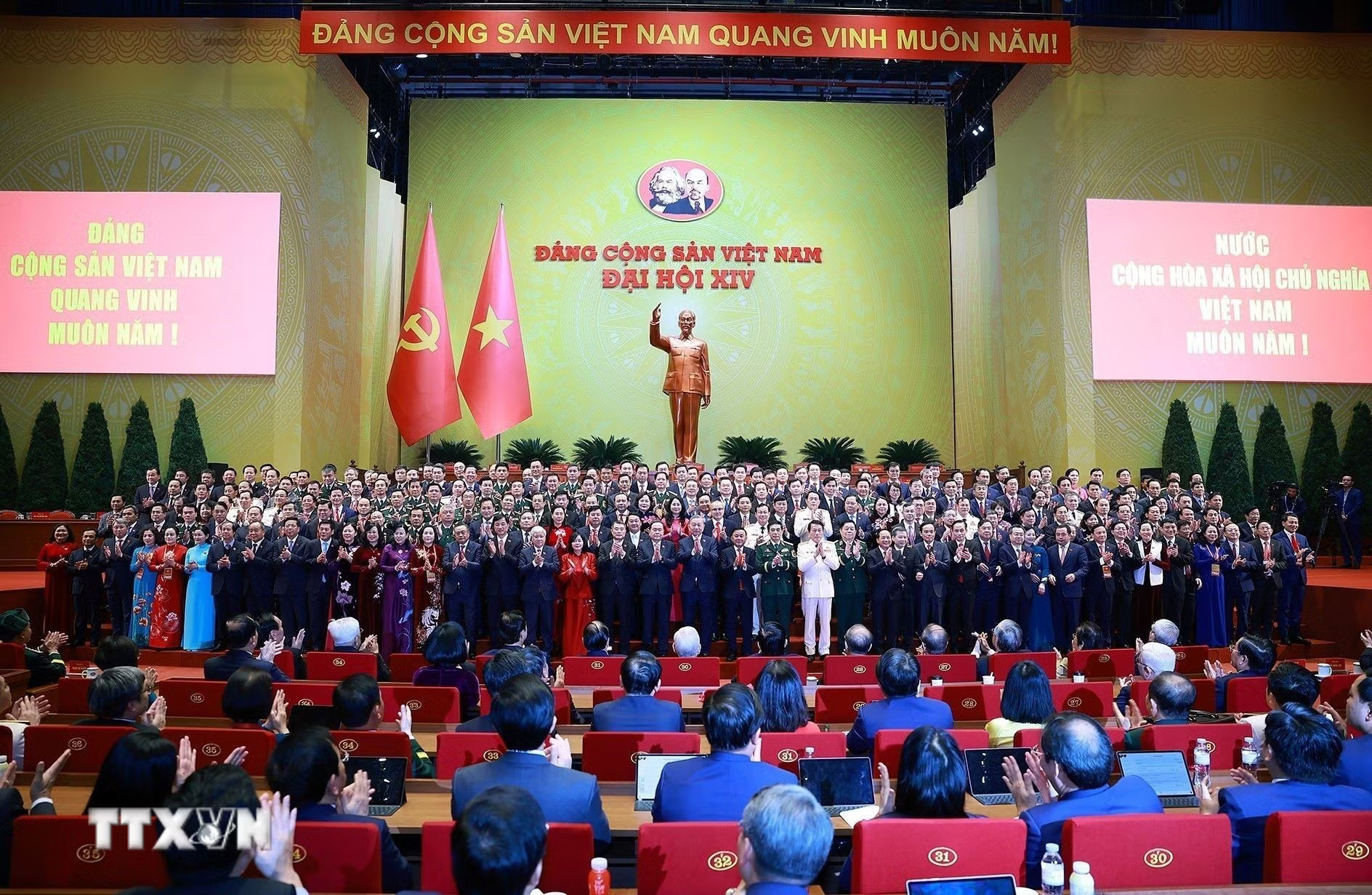 ttxvn-be-mac-dai-hoi-xiv-cua-dang-23-8.jpg