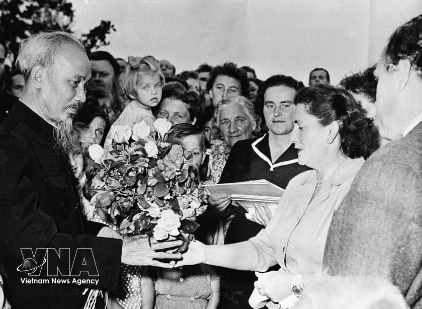 President Ho Chi Minh with residents of Lidice village (now in the Czech Republic), which was devastated during the Second World War, July 18, 1957. (Photo: VNA)