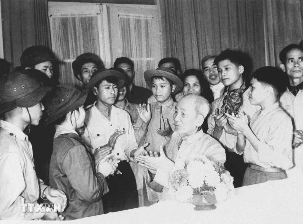ttxvn-1405-chu-tich-ho-chi-minh-tinh-yeu-bao-la-nhan-dan-1.jpg