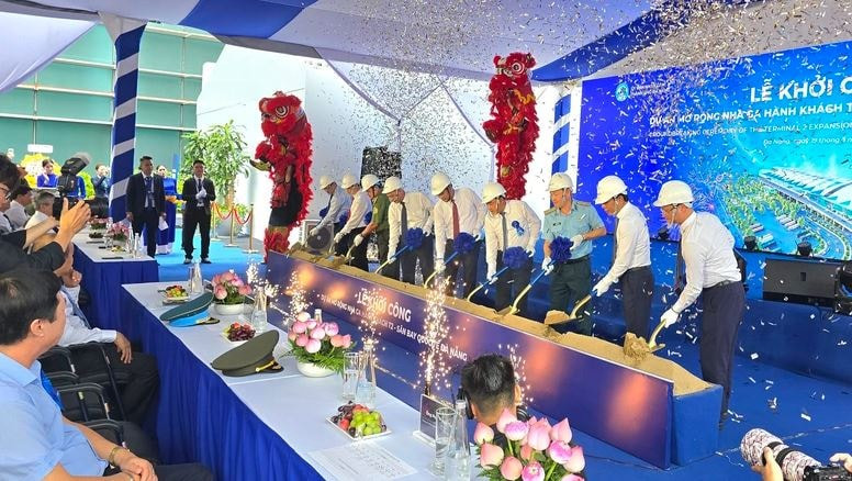 Lễ khởi công dự án mở rộng nhà ga quốc tế Đà Nẵng với sự tham gia của các lãnh đạo thành phố.