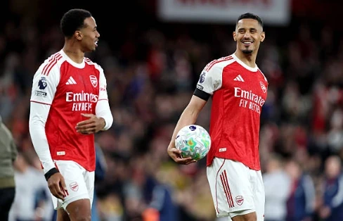 Gabriel Magalhaes duy trì sự chắc chắn nơi hàng thủ Arsenal
