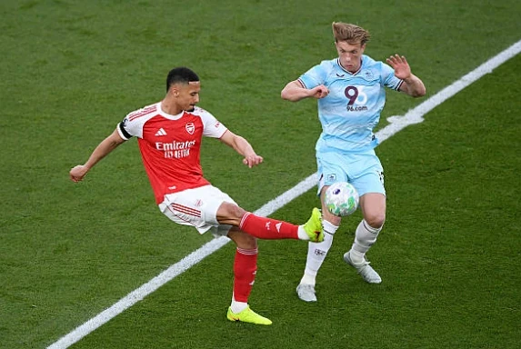 William Saliba tỏa sáng rực rỡ trong trận gặp Burnley