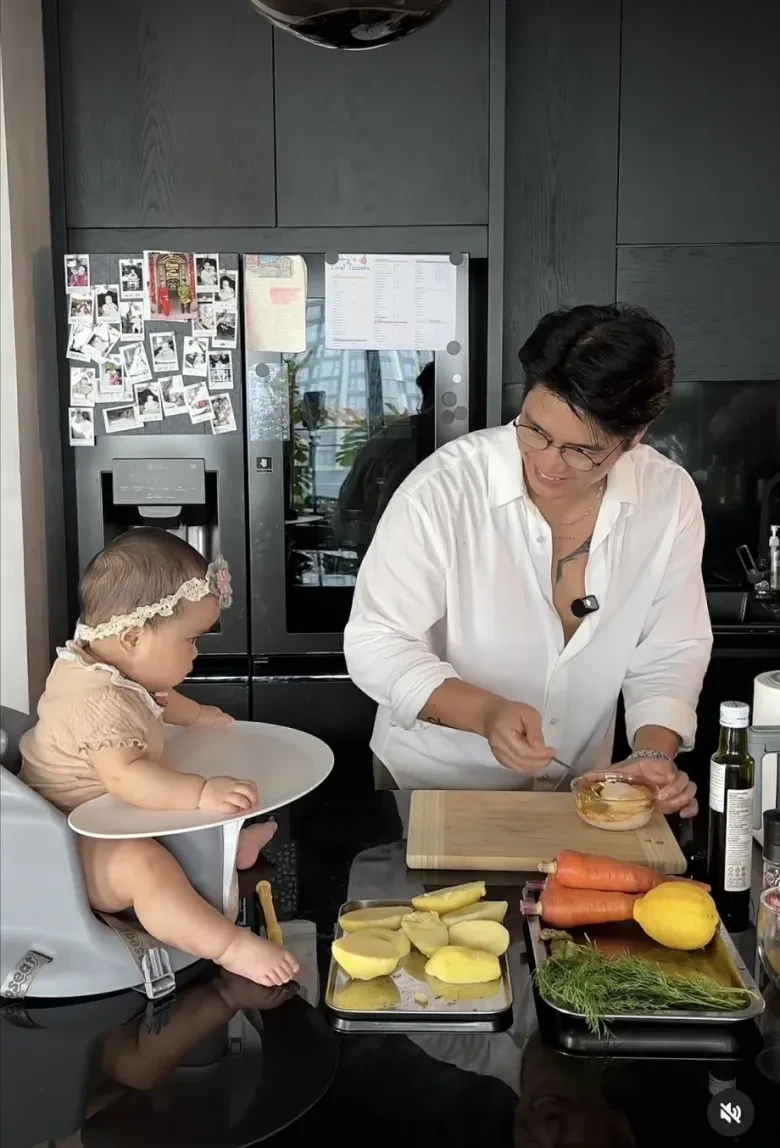 Huy Trần tự tay chuẩn bị bữa ăn cho vợ con