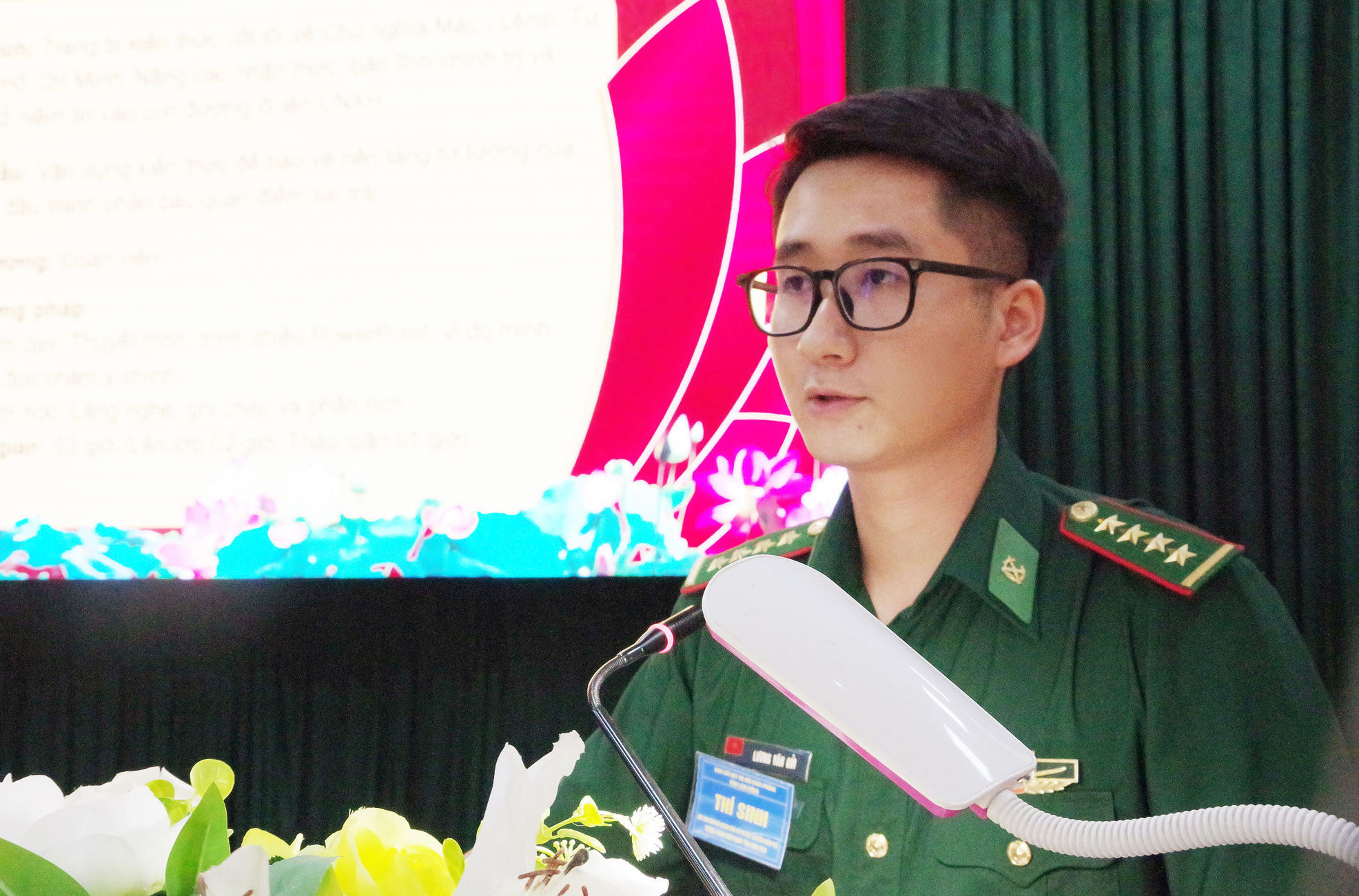 anh-2.-dai-uy-luong-van-gui-pho-bi-thu-chi-doan-don-bp-mui-ne-the-hien-tot-phan-thi-can-bo-doan-gioi(1).jpg