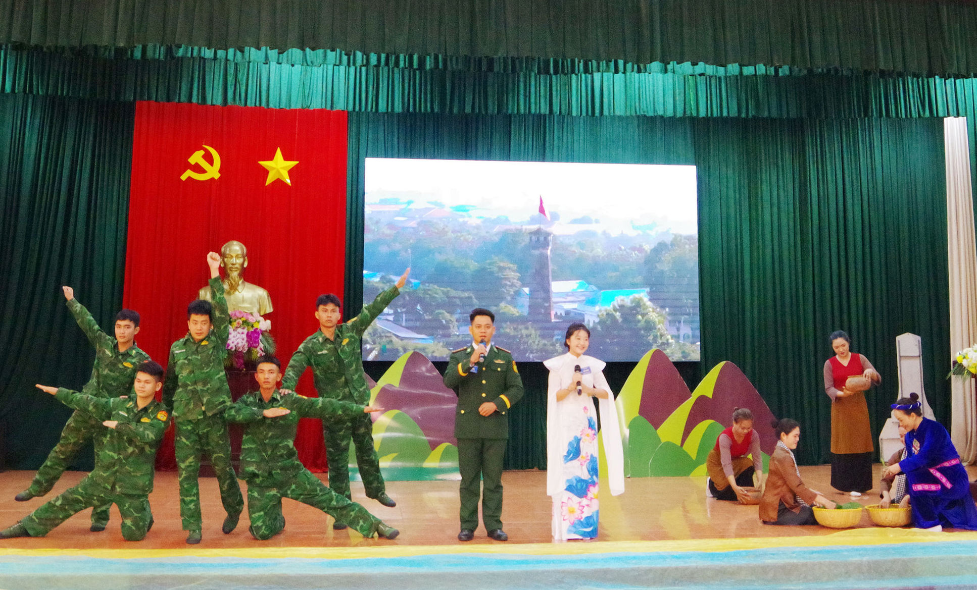 anh-4-mot-so-phan-thi-tuyen-truyen-vien-tre-xuat-sac-tai-hoi-thi(1).jpg