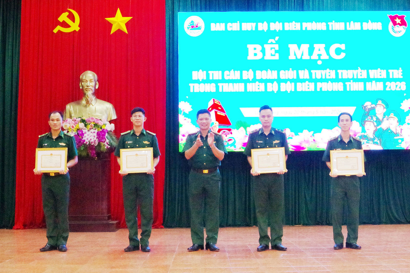 anh-6-dai-ta-nguyen-thanh-dinh-chi-huy-truong-bdbp-tinh-lam-dong-trao-giay-khen-cho-cac-tap-the-dat-thanh-tich-xuat-sac(1).jpg