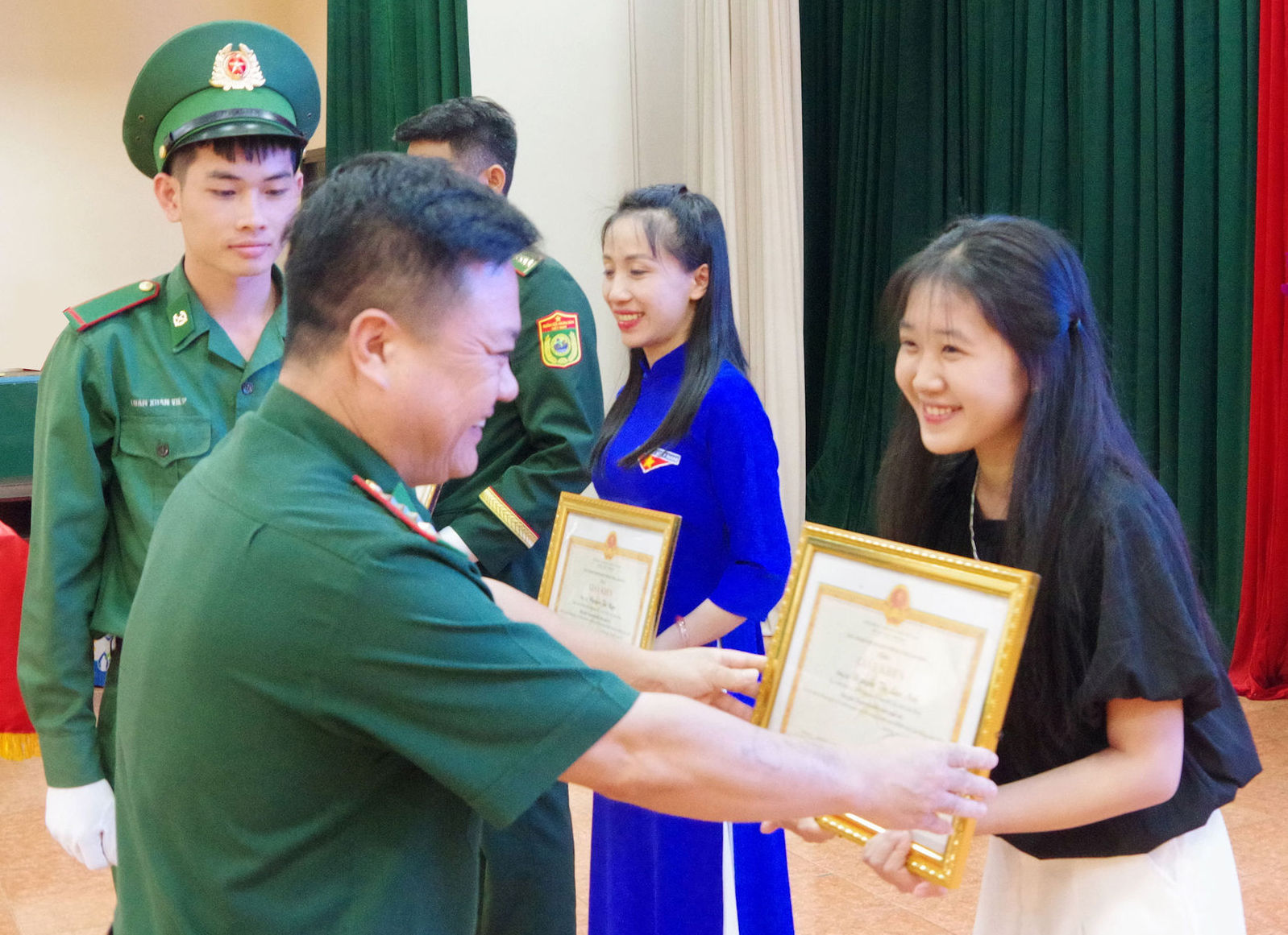 anh-7-ban-chi-huy-bdbp-tinh-lam-dong-tang-giay-khen-cho-cac-ca-nhan-dat-thanh-tich-xuat-sac-tai-hoi-thi(1).jpg