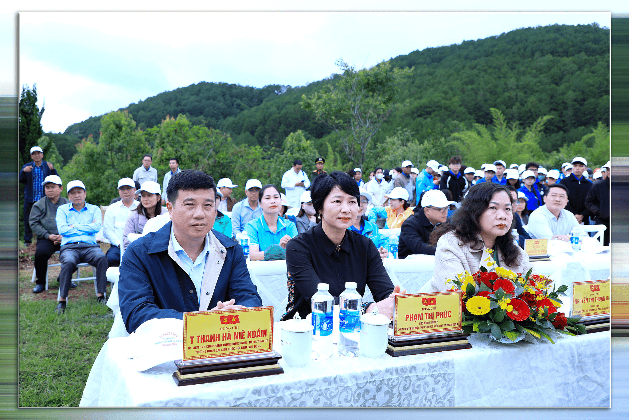 Party Central Committee member and Lam Dong Provincial Party Secretary Y Thanh Ha Nie Kdam; Pham Thi Phuc, Deputy Secretary of the Provincial Party Committee and Chairwoman of the Vietnam Fatherland Front Committee of Lam Dong Province; along with delegates attending the ceremony.
