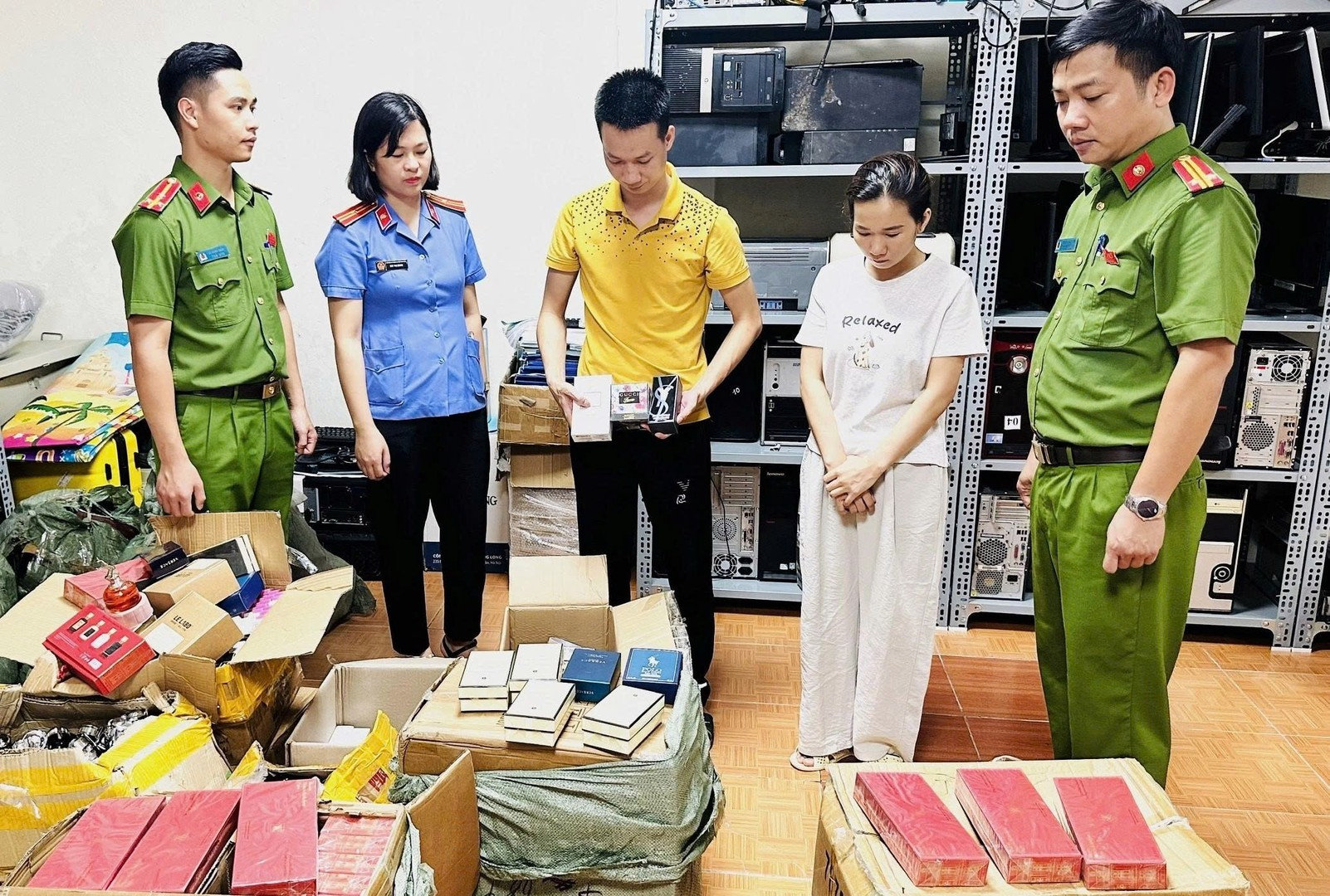 Các loại nước hoa giả bị thu giữ tại cơ quan Công an.